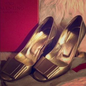 **FLASH SALE**Valentino Gold Patent Leather Pump